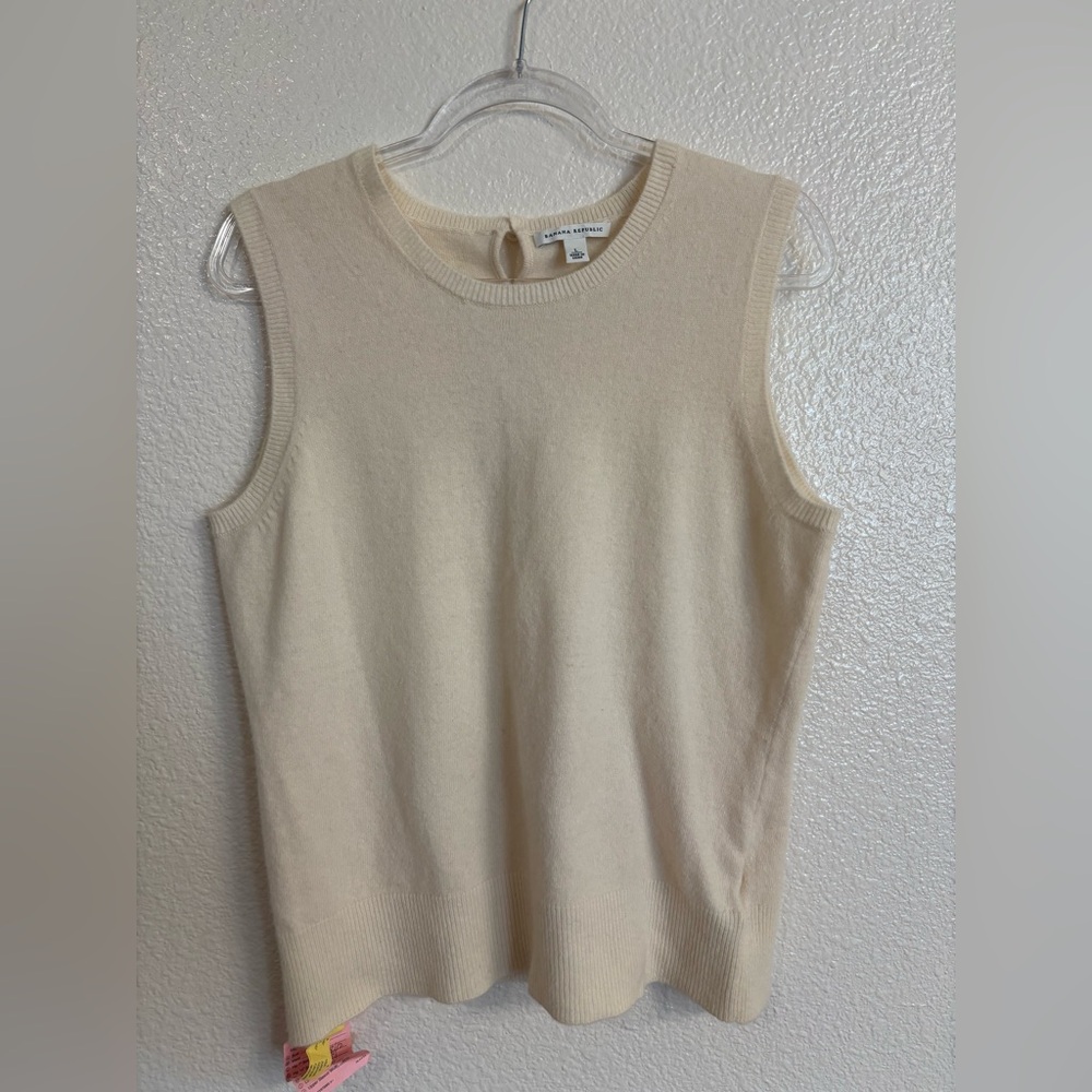 BANANA REPUBLIC Lambs Wool Cashmere blend Vest in Cream